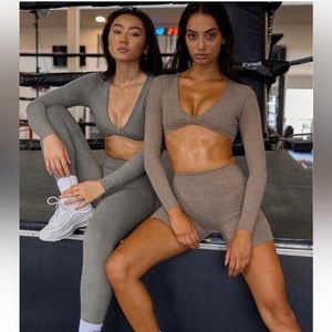 Crop shop boutique sierra long sleeve crop In Mocha